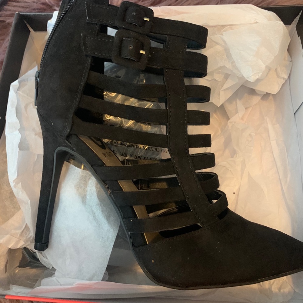 Guess dareful heel